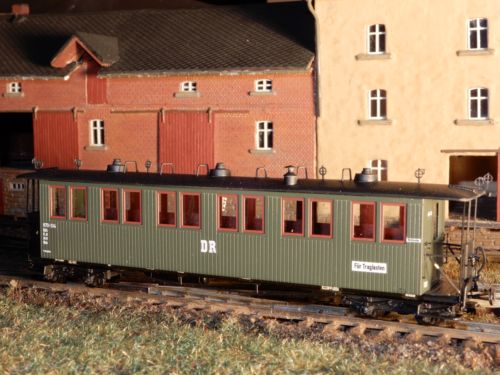 Vierachsige Reisezugwagen der Gattung 727 paarweise Fenster, Epoche III, Holzbeplankung, DR , 970-314