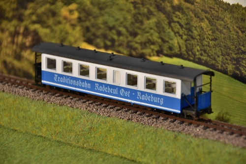 970-459, 7-fenstriger Einheitswagen, blau-weiß als Clubwagen der Traditionsbahn Radebeul-Ost mit Inneinrichtung, H0e